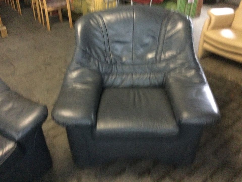 Blaues Ledersofa und Sessel für 140€ in Lastrup