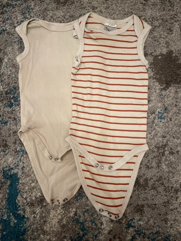 2 Bodies neutral und gestreift Baby Größe 62/68 in Wanna