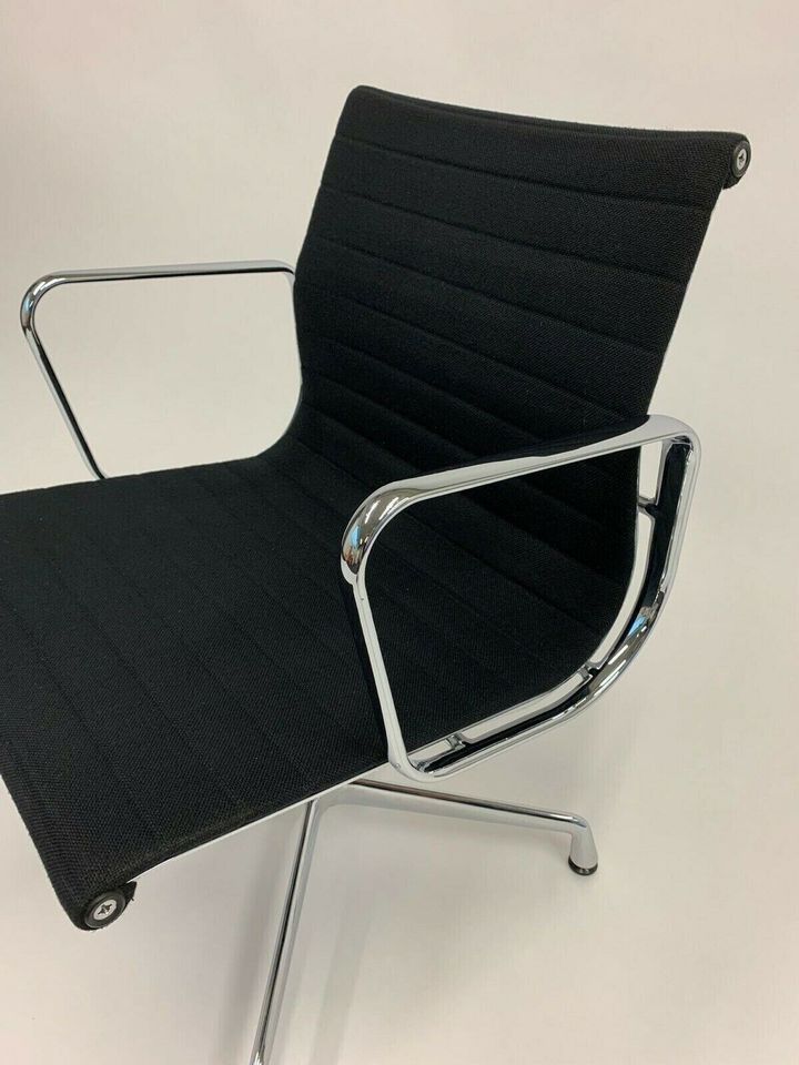 Vitra Konferenzstuhl EA 108 Hopsack schwarz drehbar Refurbished in Leipzig