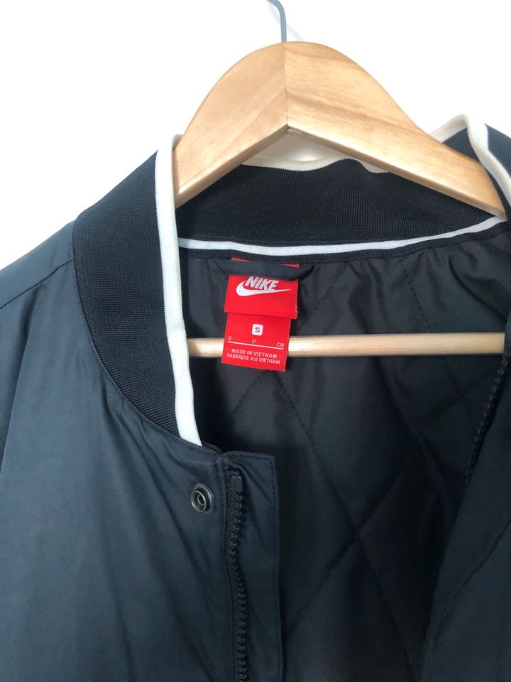 Jacke von Nike in Lübeck