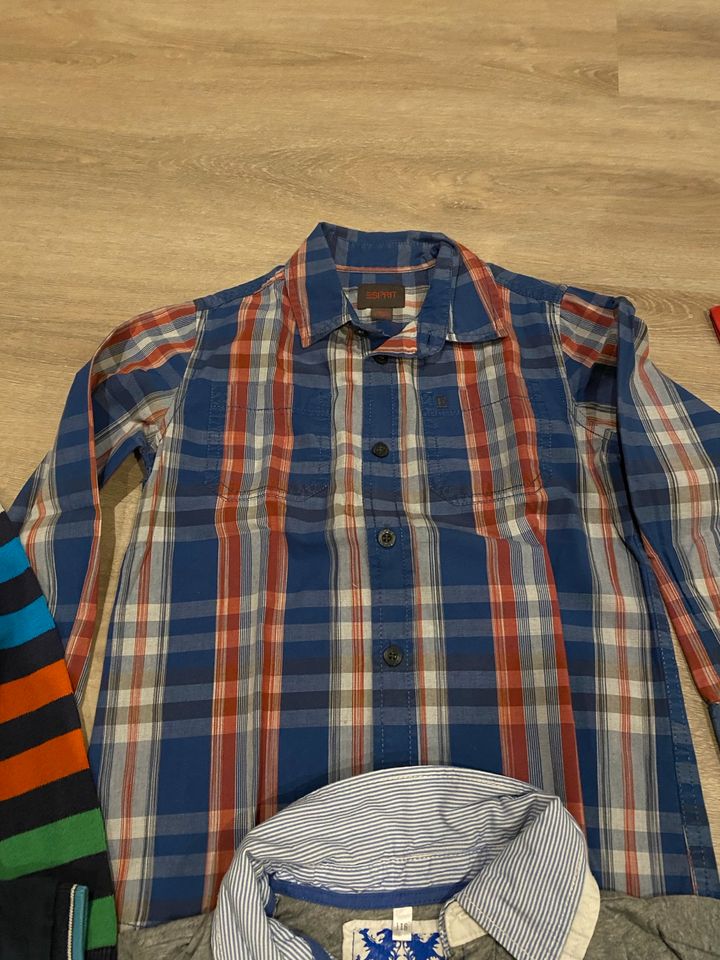 Kleidungspaket Größe 116 kurze Hosen, Poloshirt, Hemd in Weyhausen