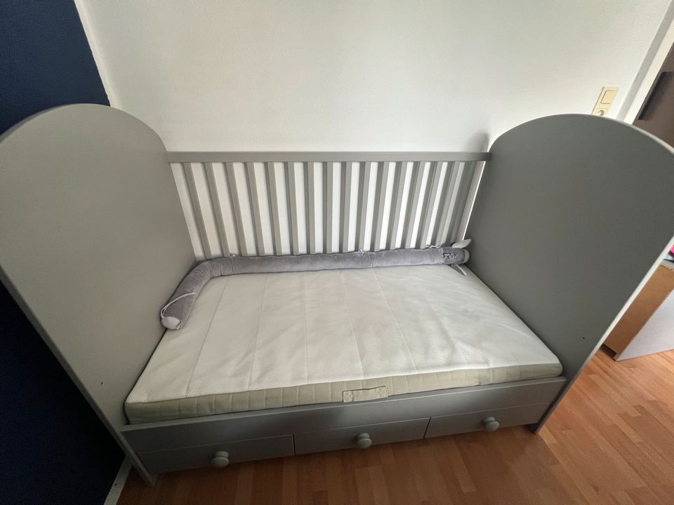 Babybett Kinderbett IKEA Gonatt mit Drömmande Matratze + Zubehör in München