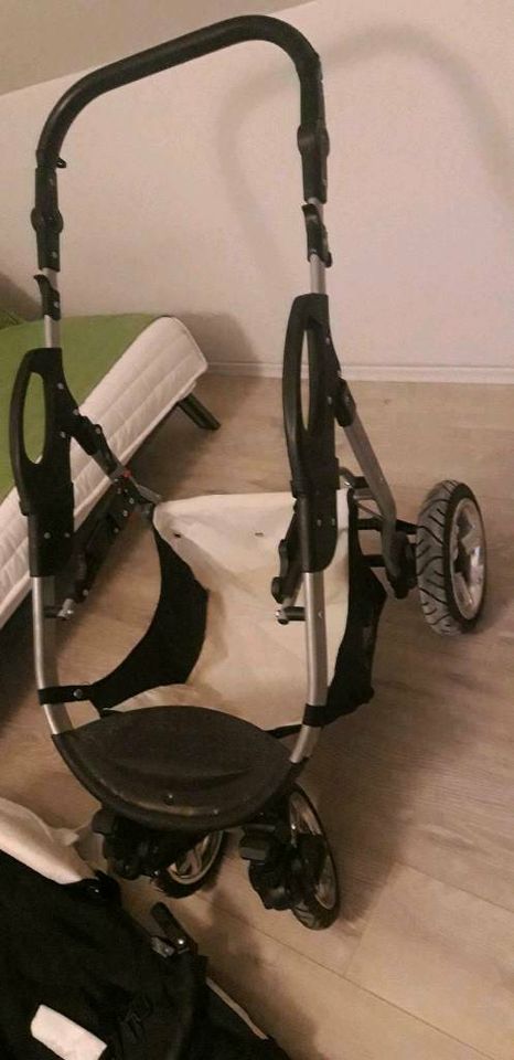 Kinderwagen Buggy Bergsteiger Capri mit Babyschale und Zubehör in Mahlow