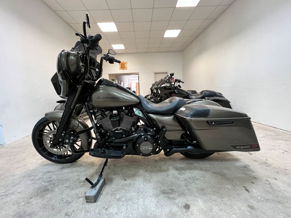 Harley Davidson Street Glide CVO 117ci Bagger Mega Optik in Spremberg