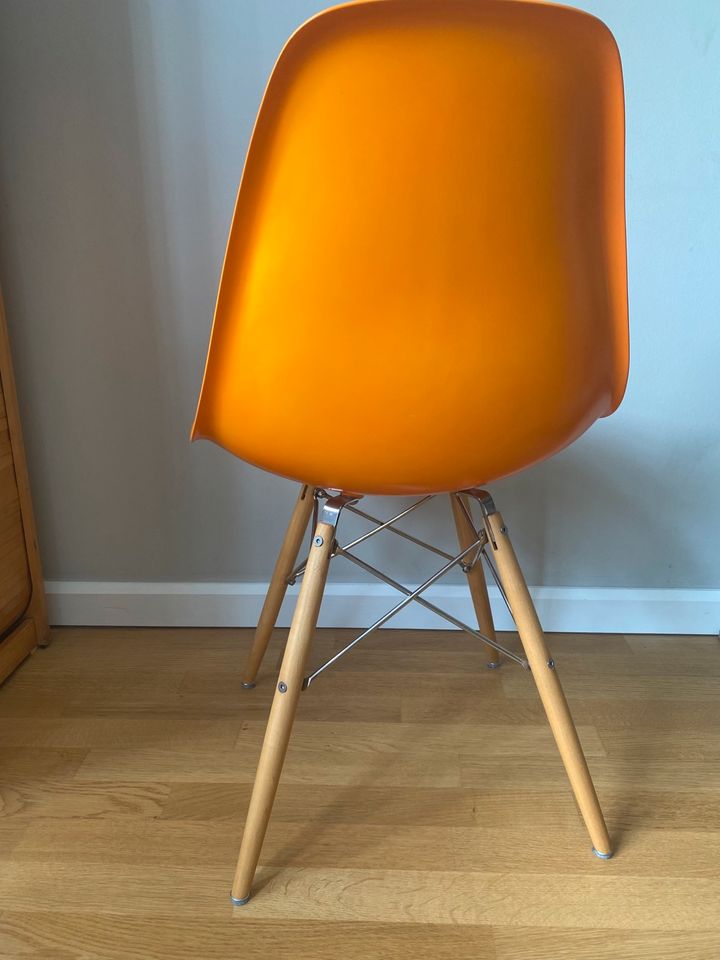 Hartschalen Stuhl in Orange in Hamburg