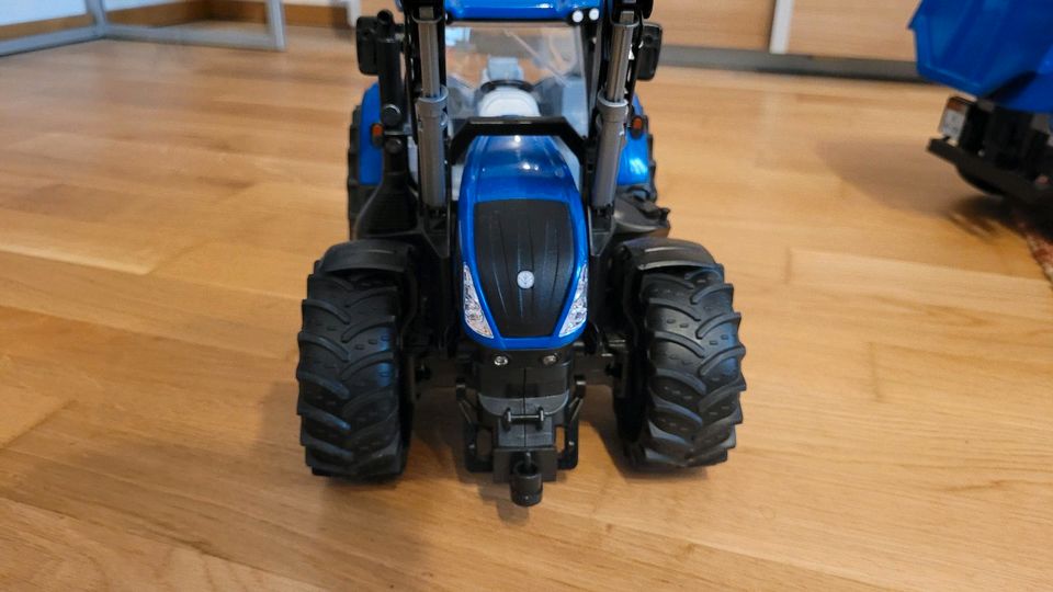 Bruder Traktor New Holland in Unterhaching