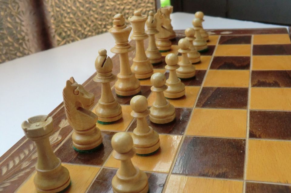 Schachspiel / Klappschach mit Figuren aus Holz ? in Essen