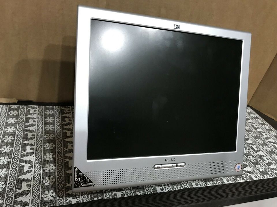 ** HP 15" TFT LCD HP Flat PC Monitor Pivot Lautsprecher Fuss ** in Neuhausen ob Eck