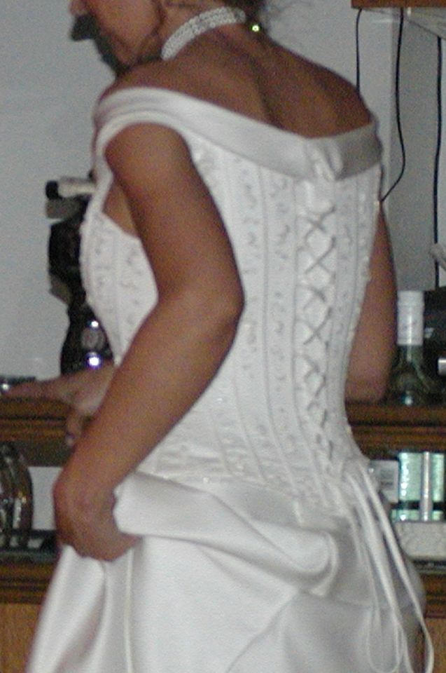 Brautkleid cremeweiß, Größe 36, mit Schleppe und Schleier in Reppenstedt