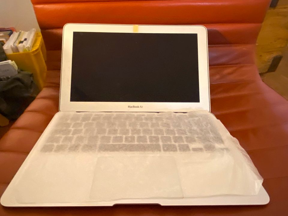 Apple MacBook Air 11" 2011 (A1370) 1,6GHz 2GB 64GB in Hofheim am Taunus