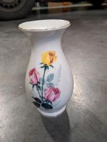 Blumen Vase Porzellan weiß mit Blume rosa gelb Goldrand Schleswig-Holstein - Nordhackstedt Vorschau