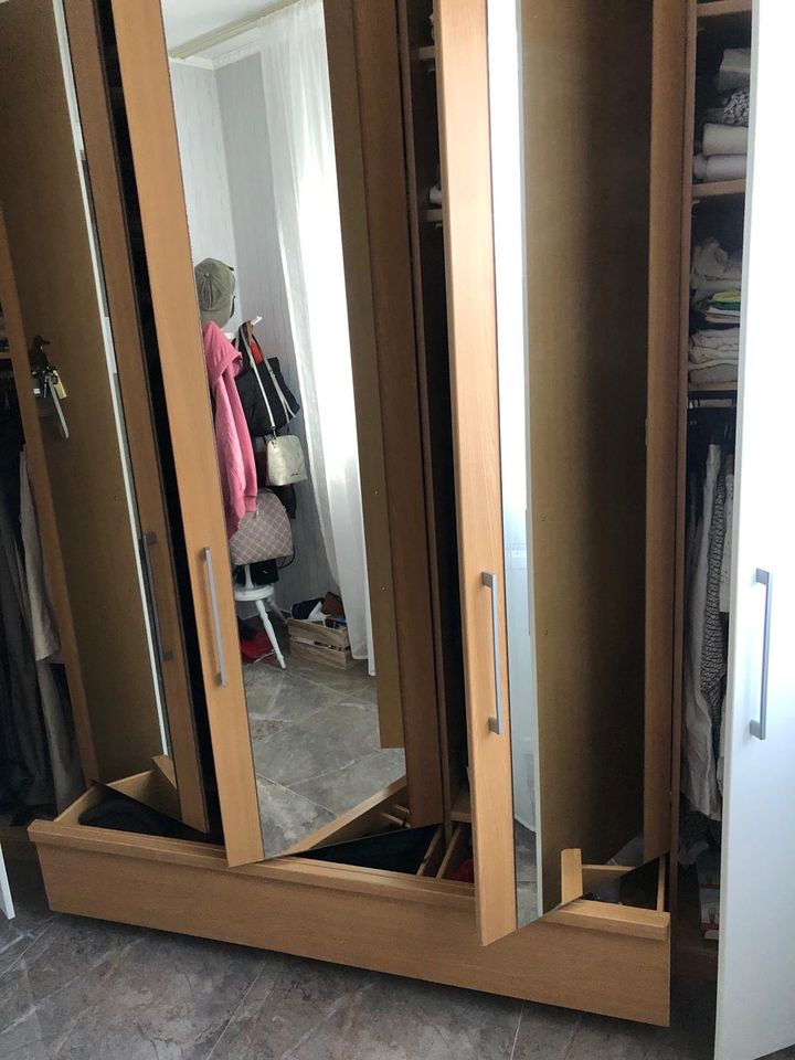 Sehr gut erhaltener Kleiderschrank massiv weiß/Holz in Gummersbach