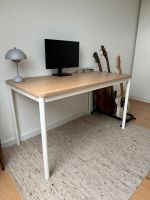 Schreibtisch IKEA Tommaryd 130x70cm weiß/Eiche Frankfurt am Main - Kalbach Vorschau