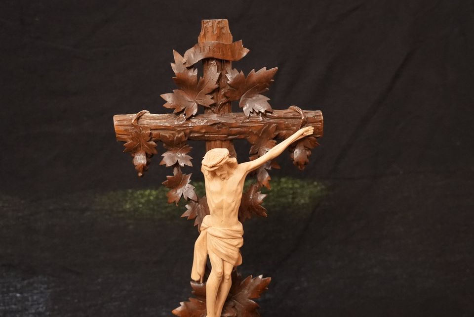 Verschiedene Kreuze Holz Tischkreuze Metall in Karlstadt