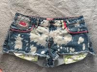 Superdry Short mit auffälligem Design Frankfurt am Main - Sachsenhausen Vorschau