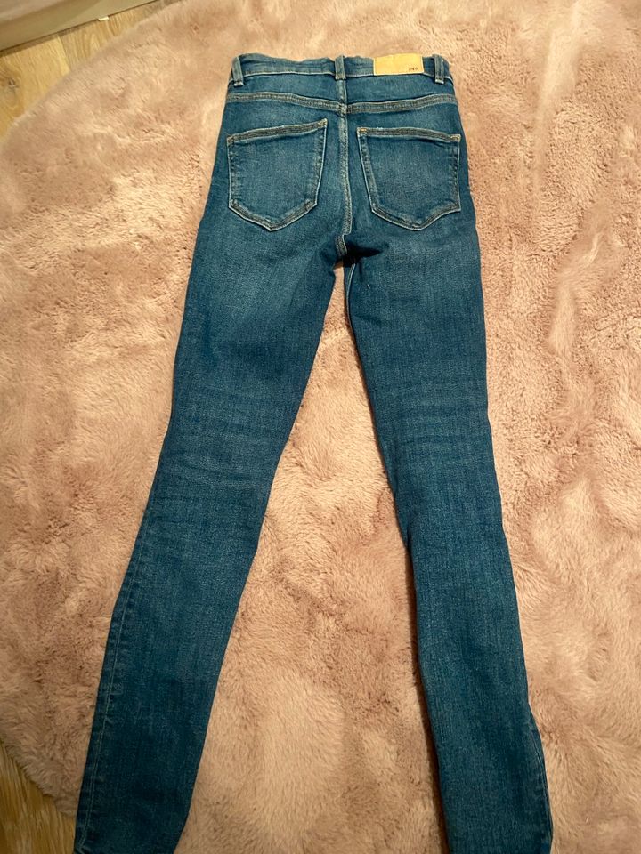 Zara enge Jeans mit kleinen Löchern, high waist in Borken