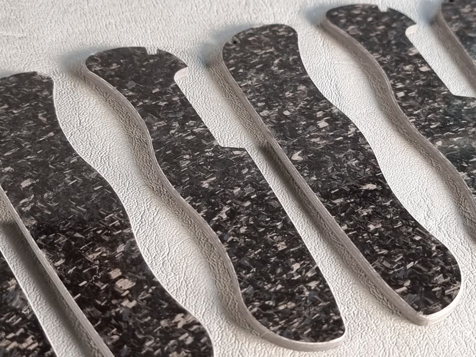 Victorinox 111mm Forged Carbon "fein" Schalen Griffschalen Scales in Krefeld