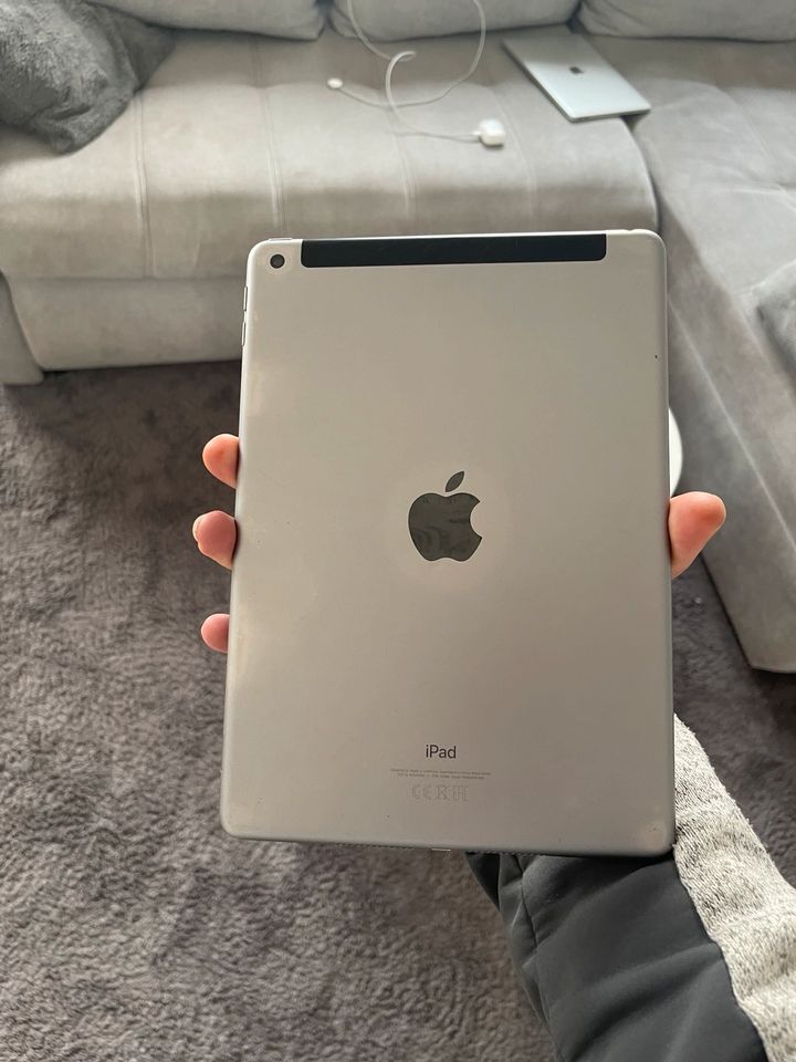 Apple iPad 9,7 (2018) Wifi cellular grau in Schönefeld