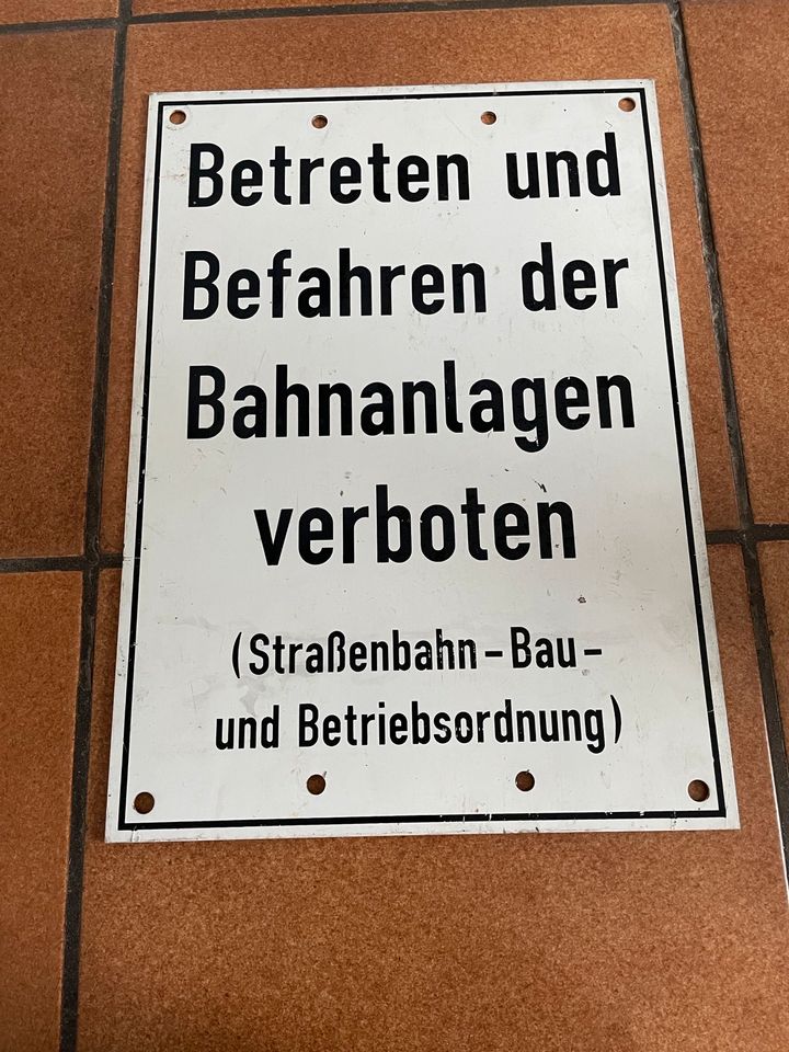 Schild Bahn „Betreten verboten“ Verkehrsschild in Darmstadt