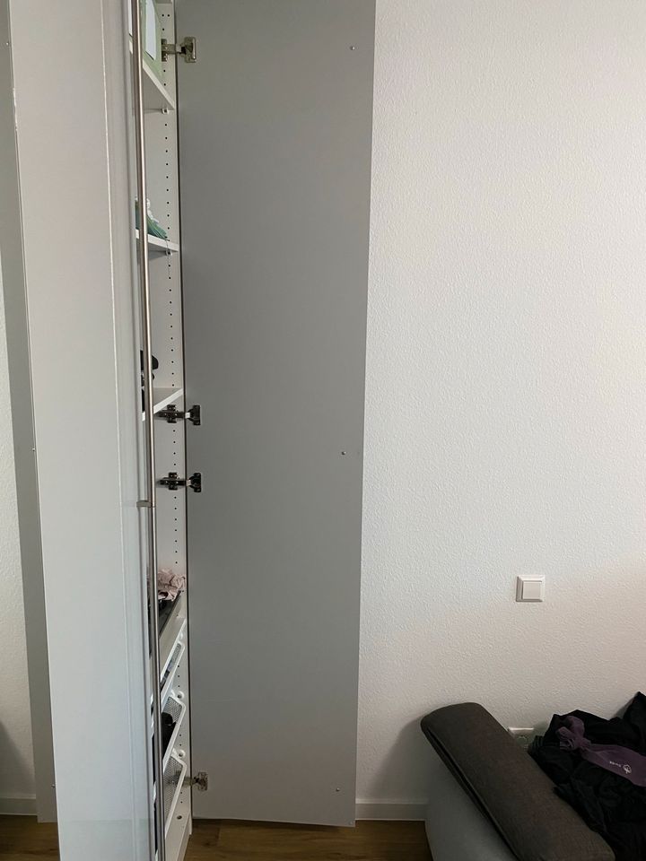 Neuwertig IKEA FARDAL 3 oder 5 Türen 50x229 mit Griff in Winnenden
