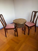 Antiker Tisch mit zwei Stühlen Niedersachsen - Hildesheim Vorschau