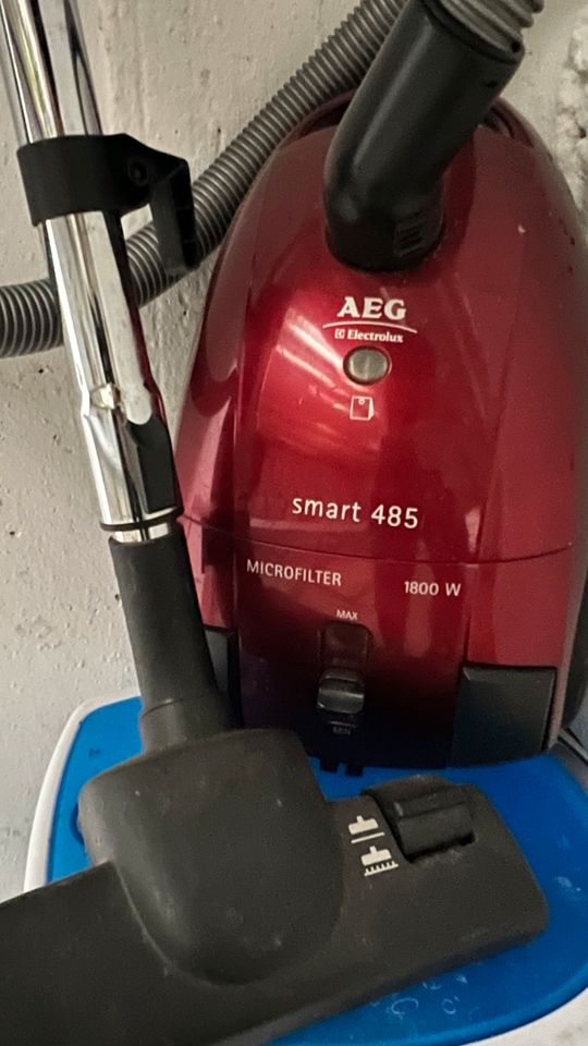Strong Vacuum cleaner AEG 1800 W Stark Staubsauger in Berlin
