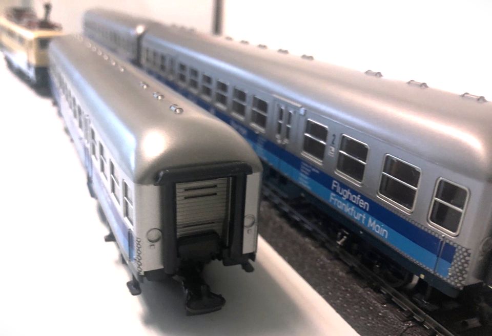 Märklin HO: 2856 Lufthansa Airport Express DIGITAL mit  E111 OVP in Schlitz