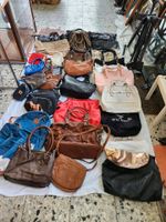 Konvolut Damen Taschen, Konvolut, Verschiedene Größen ca 30 Stück Nordrhein-Westfalen - Neuenrade Vorschau