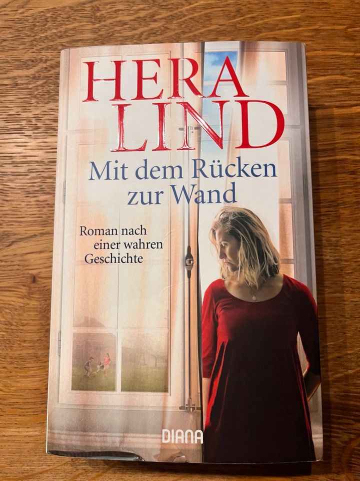 Buch Hera Lind - Mit dem Rücken zur Wand in Rot an der Rot