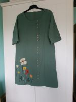 Grünes Kleid mit Blumen-Motiven, Gr. L/XL Nordrhein-Westfalen - Plettenberg Vorschau
