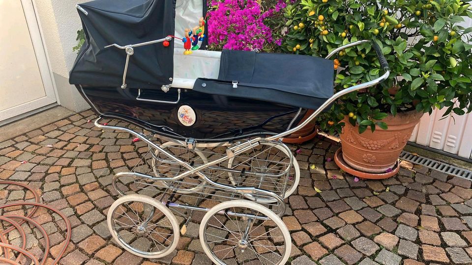 Nostalgie Kinderwagen aus 1999 der Nobelmarke Silver Cross in Meckenheim