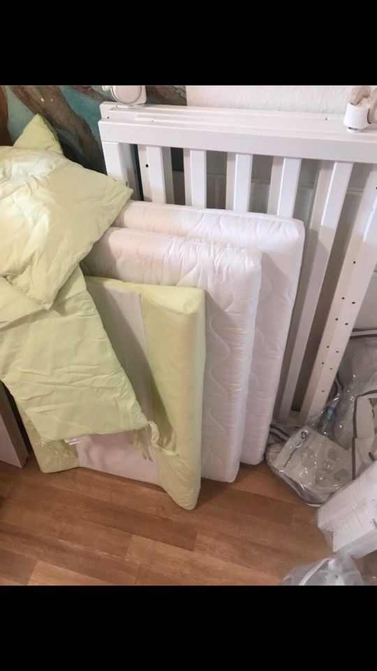 Mitwachsendes Babybett Beistell Laufgitter Wickelkommode etc. in Borsdorf