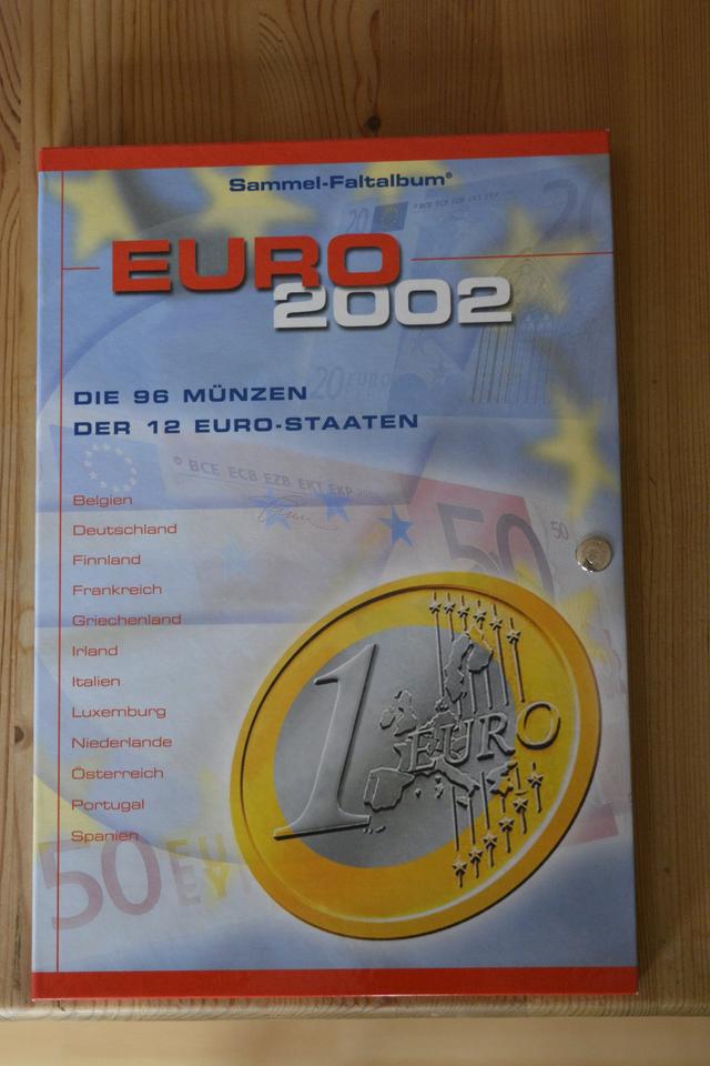 Euro-Kursmünzensätze der ersten 12 Länder im Sammelalbum in Ruppichteroth