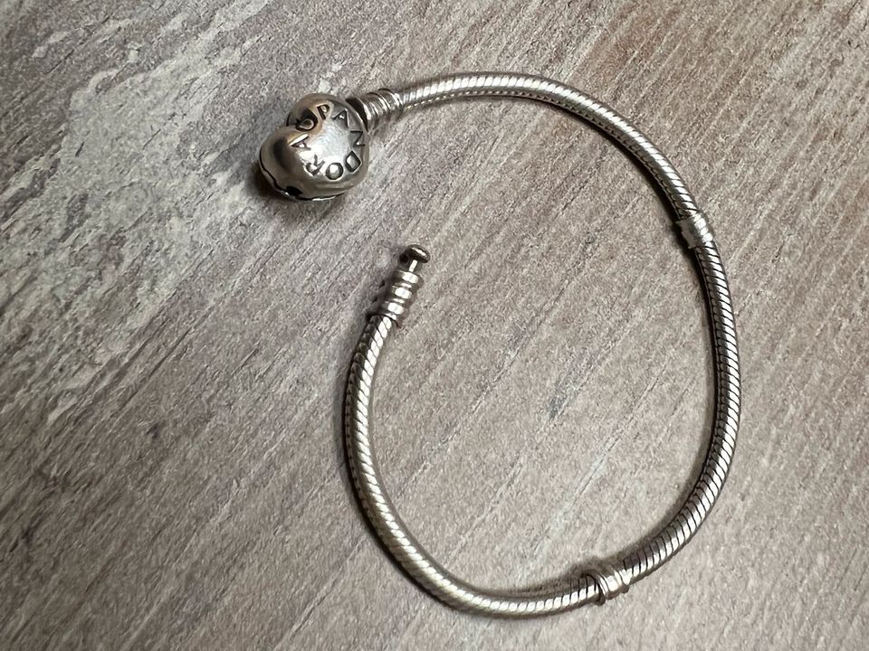 Pandora Moments Schlangengliederarmband Herzverschluss in Braunsbedra