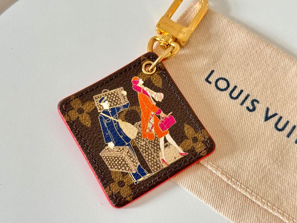 LOUIS VUITTON Taschenschmuck Anhänger „Travel Print“ Canvas in Gießen