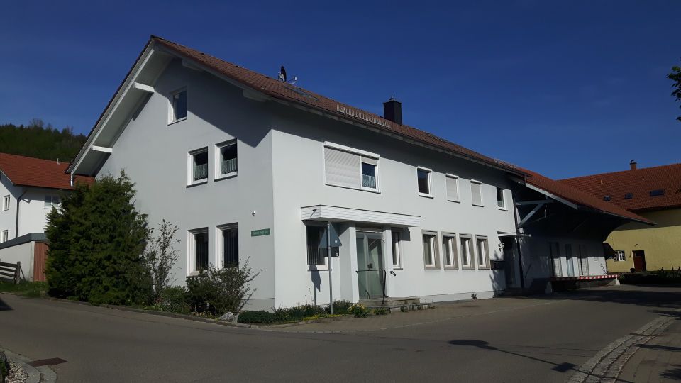 Büro- und Lagergebäude mit Betriebsleiterwohnung, 2 Garagen und kleinem Garten in Dietmannsried