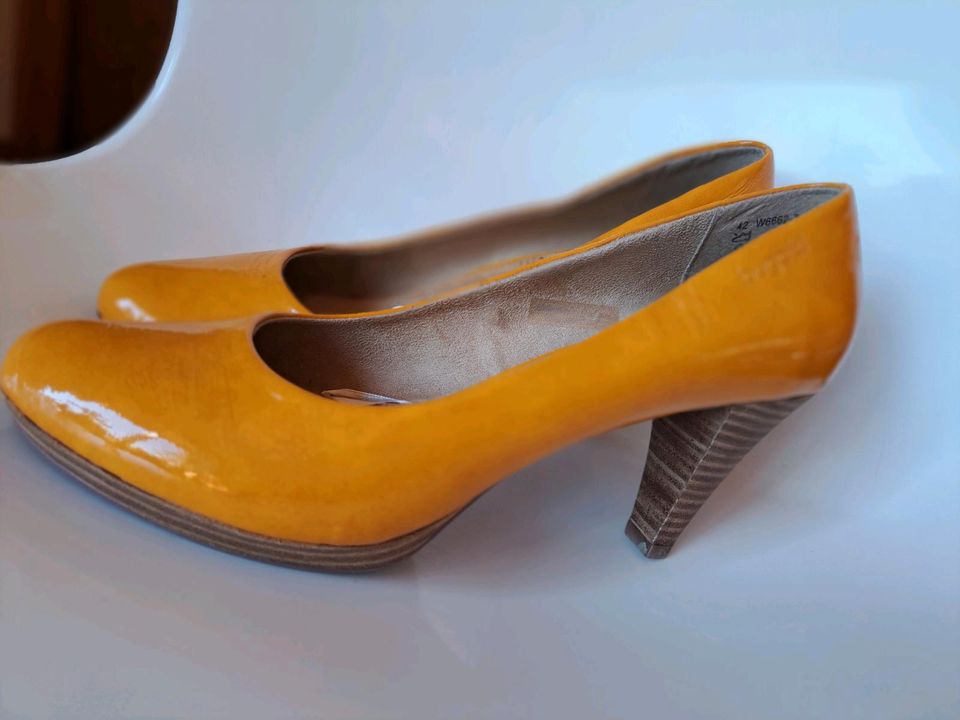 Damenschuhe Pumps von Bugatti Gr. 42 Gelb Leder Sehr gut! in Siegen