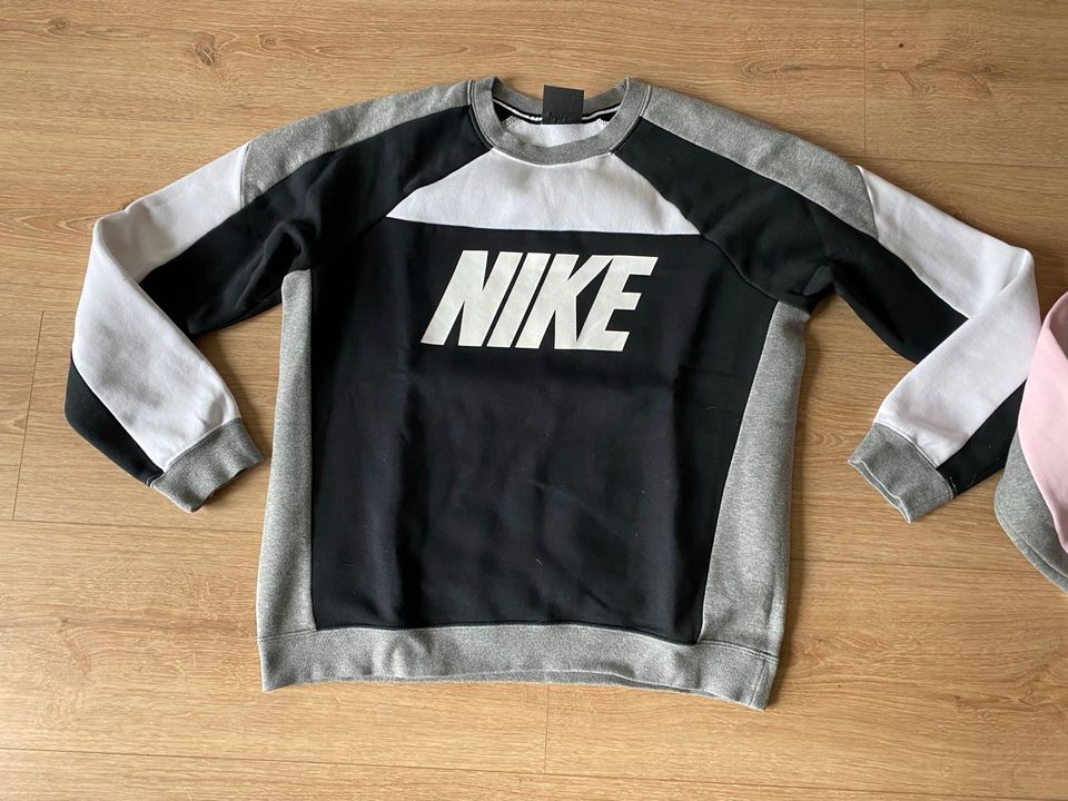 Nike Sweatshirt ’s Gr.M beide NEU in Riesa