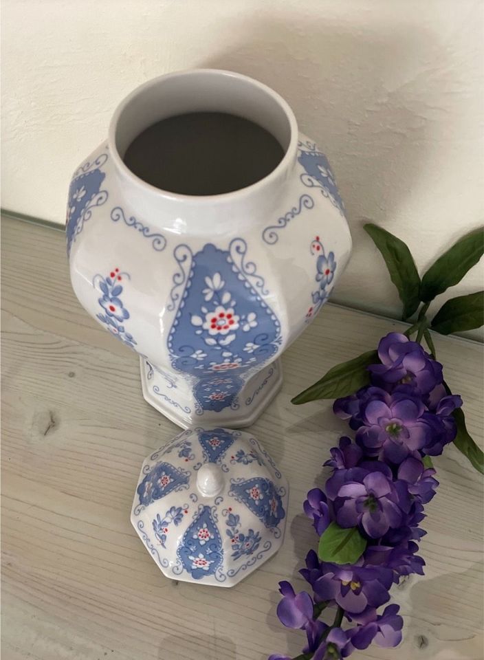 Lichte Porzellan Deckel-Vase, Blau Weiß Blümchen in Schlema