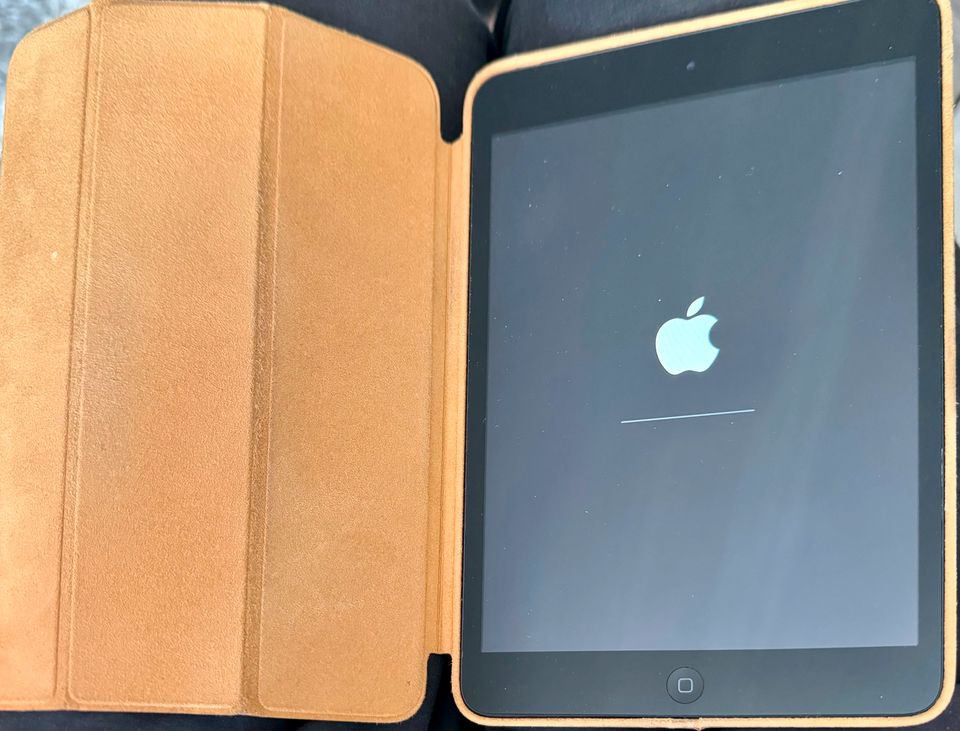 Apple iPad mini 1.Gen. Schwarz 16 GB/WiFi 7,9 Zoll mit Cover in Fürstenfeldbruck