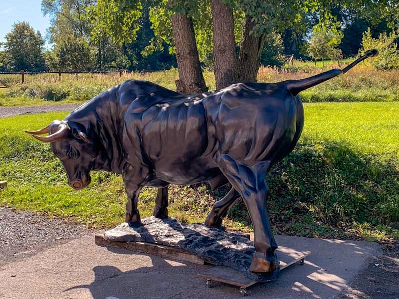 Exklusive Stier-Skulptur aus Bronze mit 360 cm Länge in Berlin