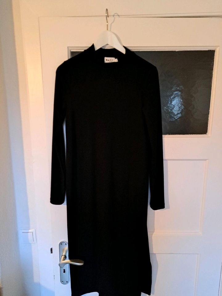 NA-KD Kleid schwarz eng mit Schlitz M in Kiel