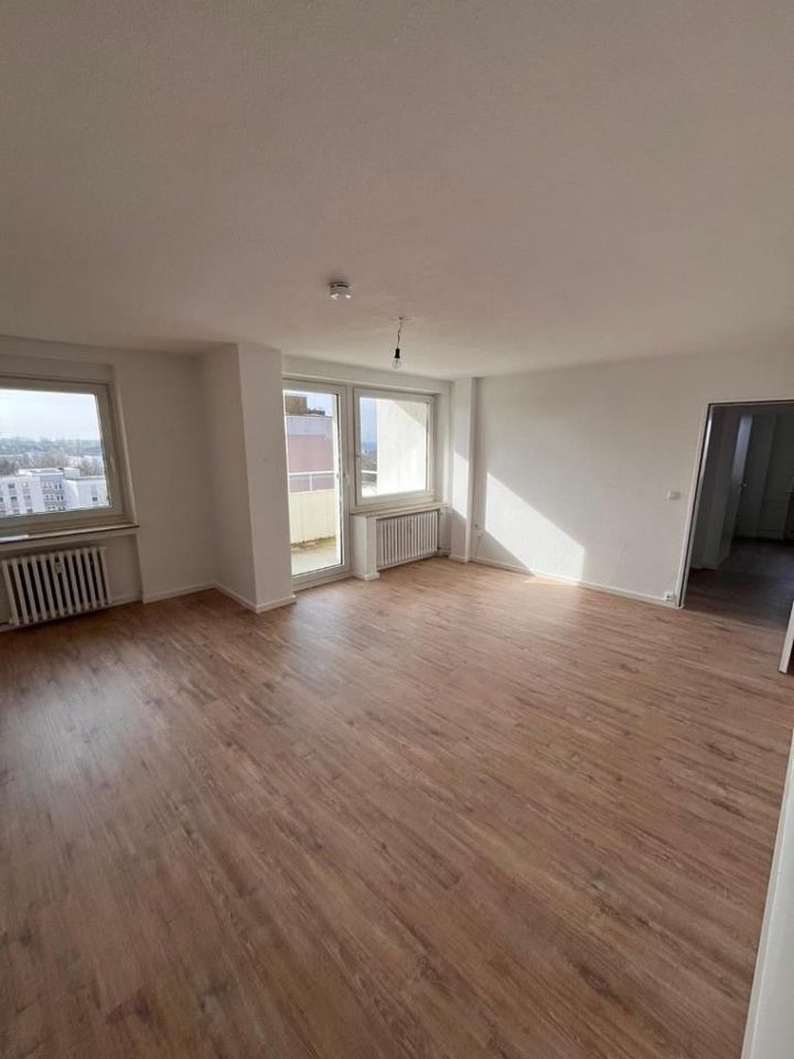 ***Wunderschöne - renovierte - Wohnung in ruhigem Haus*** 3 ZKB + Balkon + Fahrstuhl** in Helmstedt