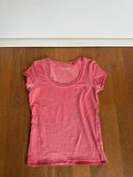 Guess T-Shirt rot Gr. XS neuwertig Hessen - Bad Vilbel Vorschau