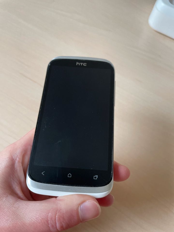 HTC Desire X weiß mit Ladeadapter und Headset in Bremen