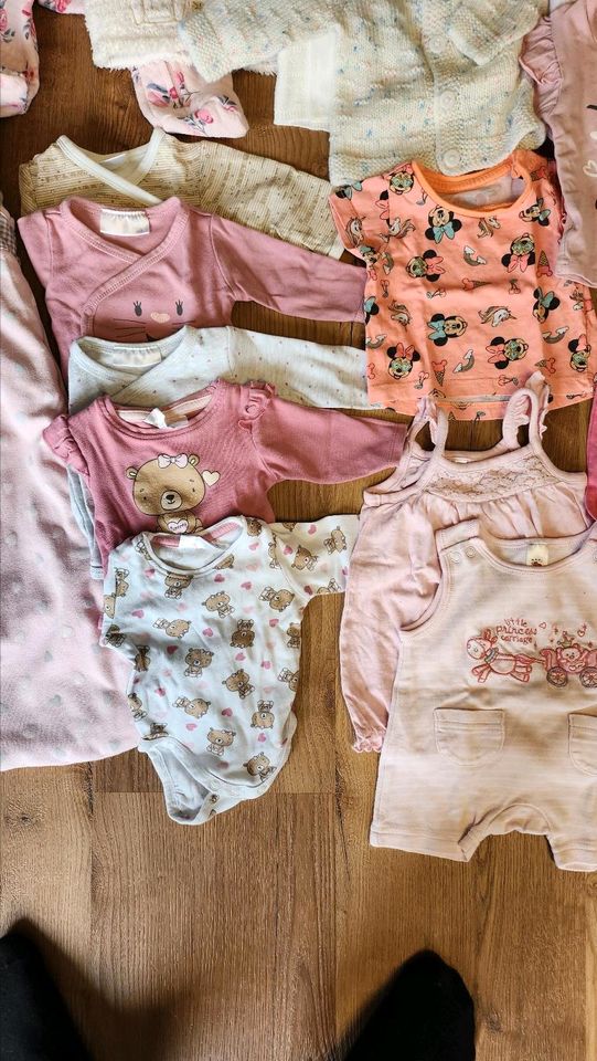 Baby Mädchen Kleiderpaket Größe 56 - Bodys, Hosen, Schlafsack in Brandenburg an der Havel