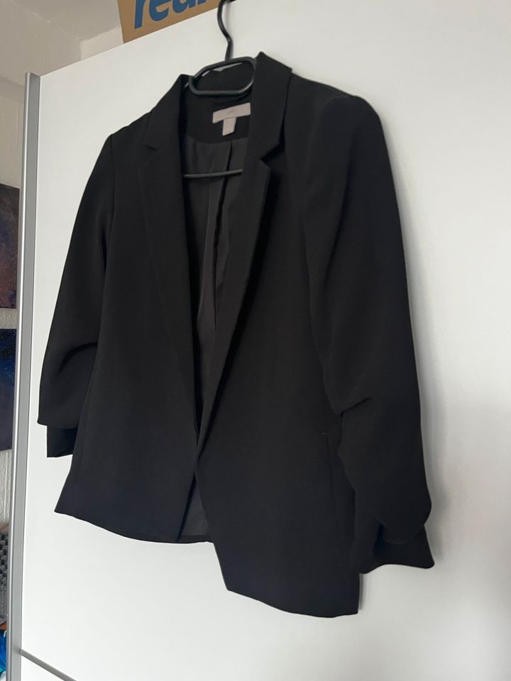 Schwarzer Blazer mit Raffärmeln in XS/Gr. 34 in Düsseldorf