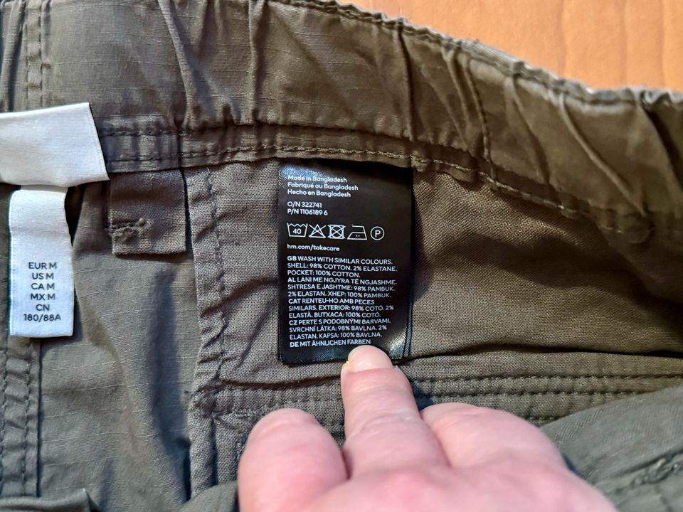 H&M Cargo Hose - oliv/dunkles Grün, Regular fit, Größe M in Sachsenheim