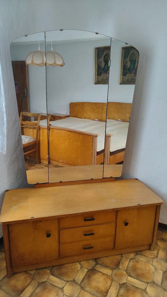 Kleiderschrank, Spiegelkommode, Nachttisch und  Doppelbett in Amöneburg