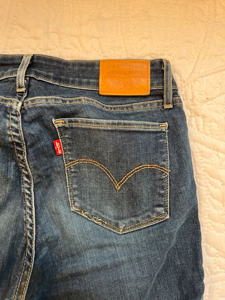 Levi’s Blue Jeans 711 Skinny 27/30 macht eine tolle Figur in Frankfurt am Main